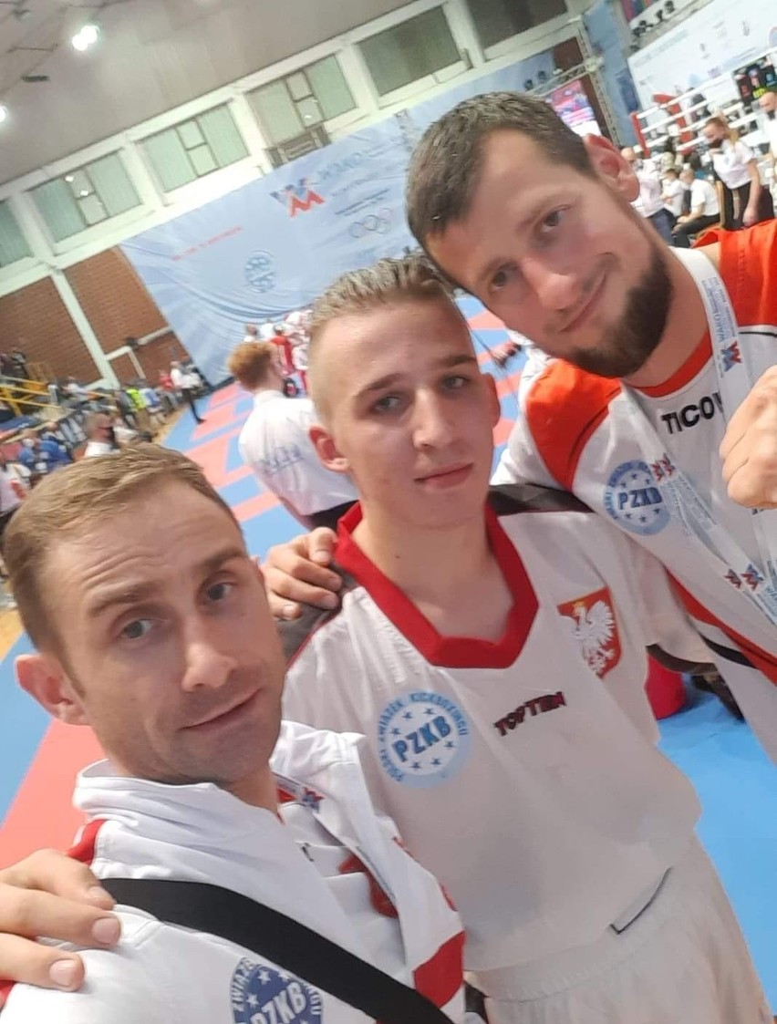 Pięć medali podopiecznych trenera Mateusza Dylawerskiego podczas mistrzostw Europy kadetów i juniorów w kickboxingu [ZDJĘCIA]