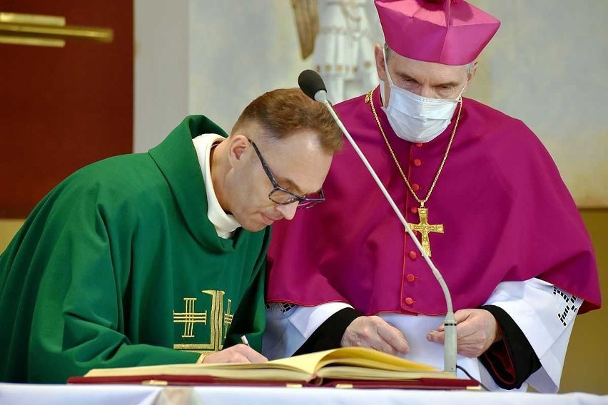 Ksiądz Marek Kumór (z lewej) i biskup sandomierski Krzysztof...
