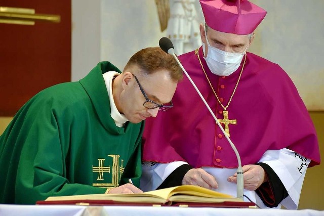 Ksiądz Marek Kumór (z lewej) i biskup sandomierski Krzysztof Nitkiewicz.