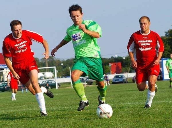 Piłkarze Partyzanta (na zielono) są w Kańczudze faworytami.