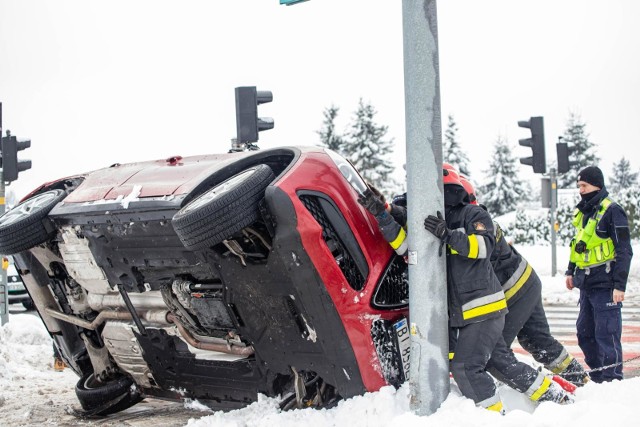 Białystok, skrzyżowanie ulic Mickiewicza i Ciołkowskiego. Straż pożarna stawia na koła alfa romeo