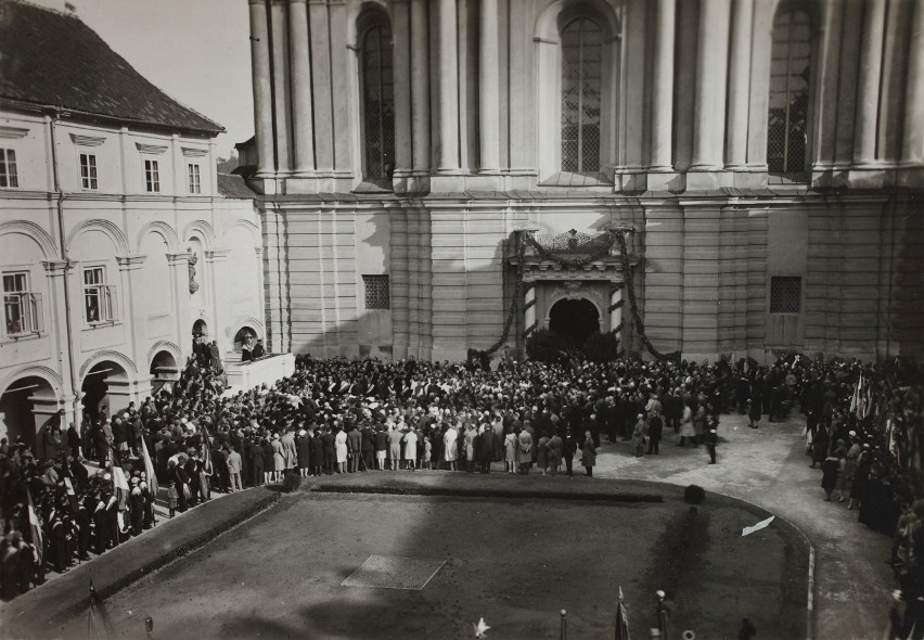 W filmie wykorzystano archiwalne materiały Filmoteki...