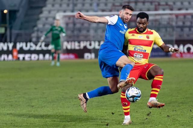 Konrad Stępień w meczu Puszcza - Jagiellonia, w pojedynku z Afimico Pululu