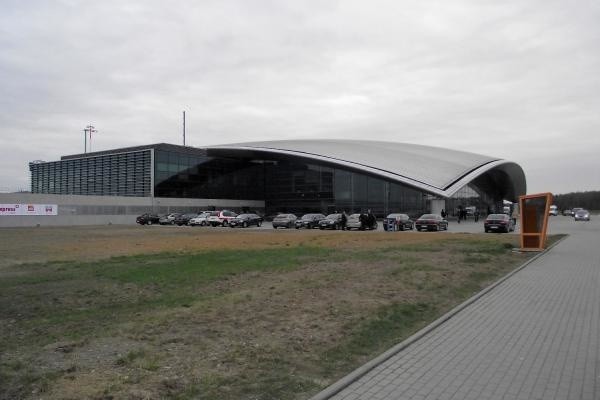 Nowe miejsce pracy kontrolerów ruchu lotniczego jest niezbędne, bo samolotów na niebie przybywa a i samo lotnisko Rzeszów-Jasionka obsługuje coraz więcej pasażerów. Ostatnio otwarto tu nowy terminal (na zdj.)