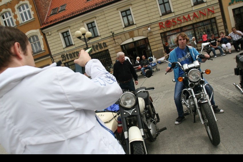 Wystartował 2. Rajd Mikołowski. A na rynku zabytkowe samochody [ZDJĘCIA i WIDEO]