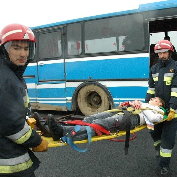 W pozorowanym wypadku autobus zderzył się z polonezem.
