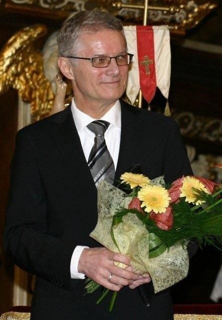 Krzysztof KolbergerMa 59 lat. Jest absolwentem warszawskiej PWST; debiutował na deskach Teatru Śląskiego. Potem grał w Teatrze Narodowym w Warszawie między innymi w "Dziadach", "Wacława dziejach" i "Weselu". Zasłynął recytując poezję w programie "Lato z radiem&#8221;. Na swom koncie ma wiele wybitnych ról filmowych i teatralnych, zajmował się także reżyserowaniem.