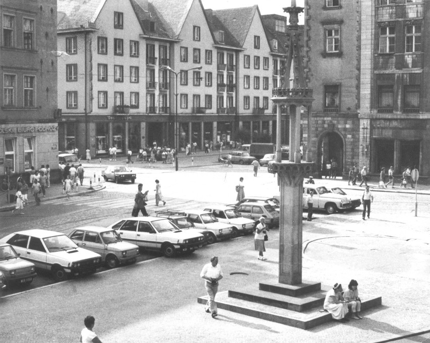 WROCŁAW 31-08-1988. RYNEK - WIDOK NA PRĘGIERZ I FRAGMENT...