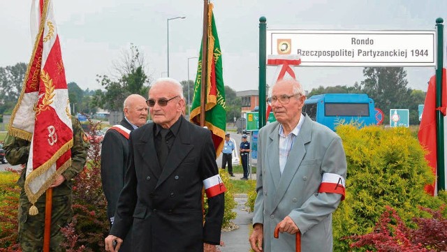 Tablicę z nazwą ronda odsłonili Tadeusz Sokół (z lewej) i Tadeusz Wołek