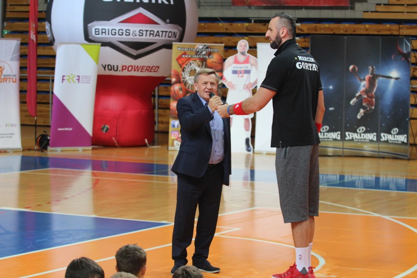 Marcin Gortat trenuje dzieci na Marcin Gortat Camp w...