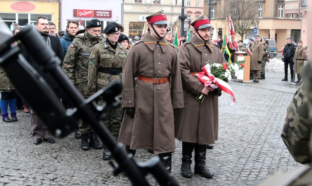 W 98 rocznicę powrotu Grudziądza do Polski, po uroczystej mszy świętej w bazylice pw. św. Mikołaja, na Rynku spotkali się samorządowcy, żołnierze i mieszkańcy.