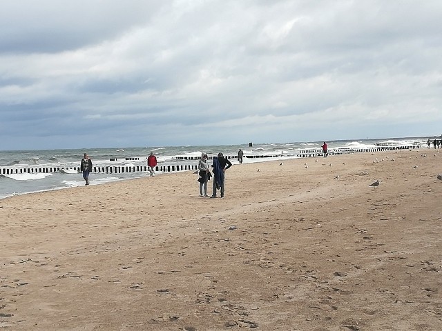 Nad nasz region nadciągnął front atmosferyczny z silnym wiatrem. W naszym regionie obowiązuje pierwszy stopień zagrożenia przed silnym wiatrem. Jak informuje IMGW, w powiatach nadmorskich prognozuje się wystąpienie silnego wiatru o średniej prędkości od 30 km/h do 45 km/h, w porywach do 80 km/h, z południowego-zachodu. Nad morzem spacerowiczów jednak nie brakuje.