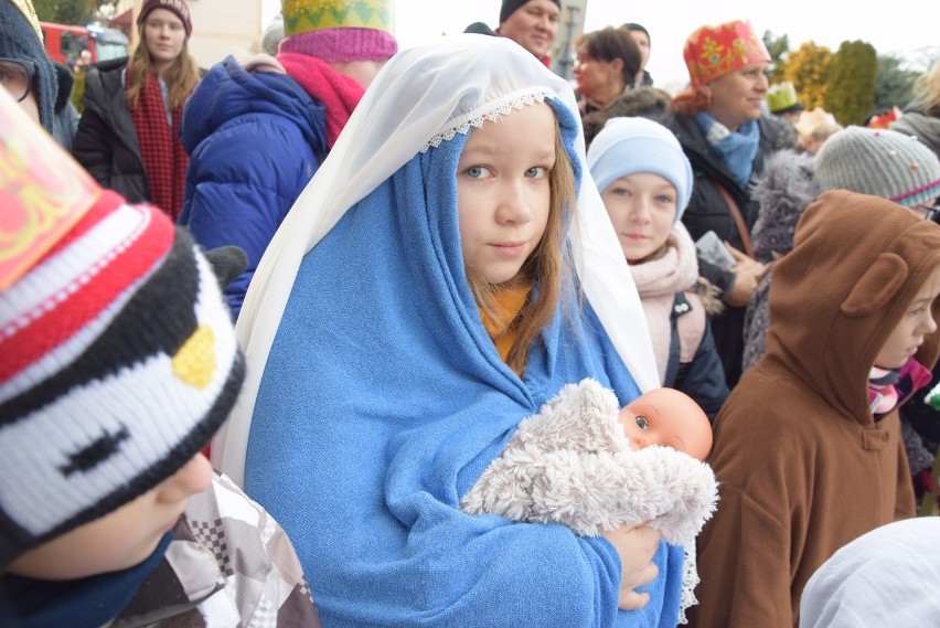 Orszak Trzech Króli 2020 Zabierzów. Trzej Królowie przed remizą spotkali Heroda, a na Rynku składali hołd Jezusowi [ZDJĘCIA]