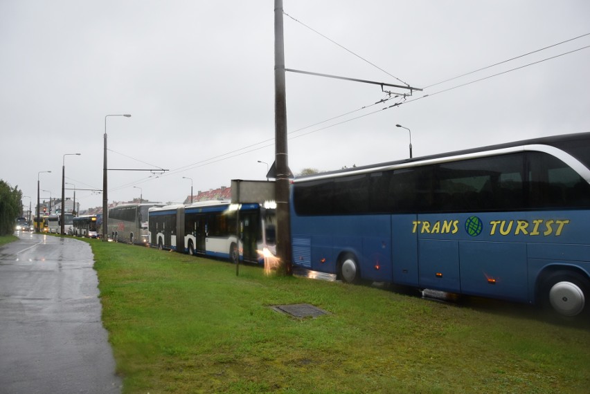 Trójmiasto: Protest przewoźników autokarowych z Pomorza 14.10.2020. Trzy godziny krążyli po Trójmieście, bo ich firmy bankrutują