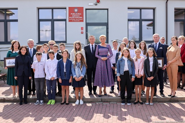 Para prezydencka (w środku) z grupą uczniów oraz zaproszonymi  gośćmi przed budynkiem szkoły w Kruszewie.