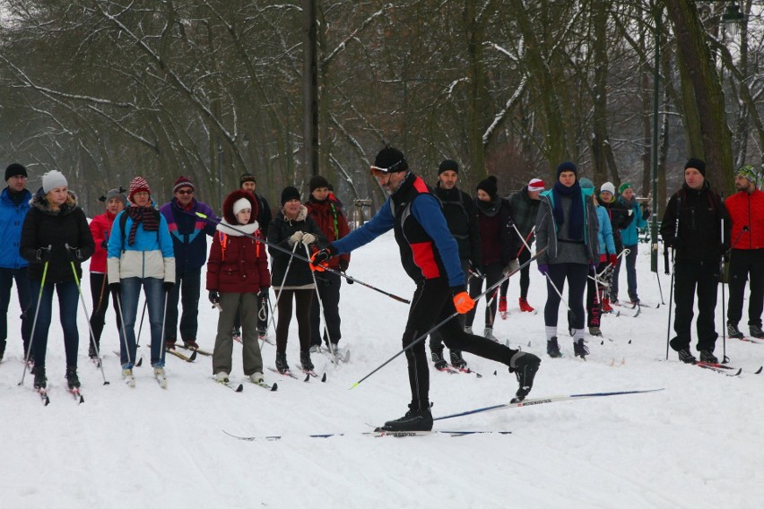 Biegówki na Zdrowiu Zieloną Łodzią. Pierwsza w tym sezonie bezpłatna nauka jazdy na nartach biegowych już we wtorek 5 grudnia.