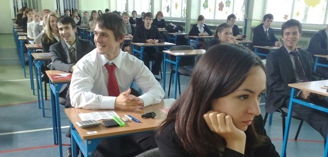 Egzamin z matematyki rozpoczął się dziś o 9.00. W I LO w Zielonej Górze do zadań na poziomie podstawowym przystąpiło 240 osób oraz 22 z okręgowej komisji egzaminacyjnej. O 14.00 zaplanowano egzamin na poziomie rozszerzonym. Do niego przystąpią 83 osoby oraz 3 z OKE.