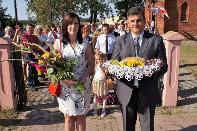 Uroczystości dożynkowe odbyły się w Dąbrowie Biskupiej. Tradycyjnie, obchody święta plonów rozpoczęła msza św. w miejscowym kościele. Stamtąd dożynkowy korowód przeszedł na tereny rekreacyjne przy Urzędzie Gminy w Dąbrowie, gdzie odbyła się plenerowa część święta. Symboliczny bochen chleba przyjął z rąk starostów dożynek, Mileny Maruszak z Walentynowa i Edwarda Marka z Chlewisk, wójt gminy Roman Wieczorek, któremu towarzyszyła Mirosława Kozińska, przewodnicząca Rady Gminy. Następnie gospodarze Dąbrowy Biskupiej wraz ze starostami rozdzielili chleb pomiędzy mieszkańców. Oceniano wieńce dożynkowe. Pierwszą nagrodę przyznano wsi Walentynowo, drugą - Chróstowu, a trzecią - Dąbrowie Biskupiej. Nagrodzono też najciekawsze stoiska. Pierwszą nagrodą uhonorowano stoisko Stowarzyszenia na Rzecz Rozwoju Wsi Pieranie, drugą - Stowarzyszenia Kobiet Wiejskich Niezapominajki w Przybysławiu, trzecią - Stowarzyszenia Dąbrowa Biskupia. Święto plonów uświetniły zespoły ludowe Radojewiczanie i Pakościanie. W części rozrywkowej zagrała grupa De Luzers i Mario.