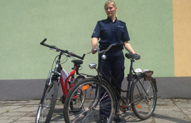 Podkomisarz Magdalena Kowalska z kędzierzyńskiej policji prezentuje znalezione rowery przechowywane na komendzie.