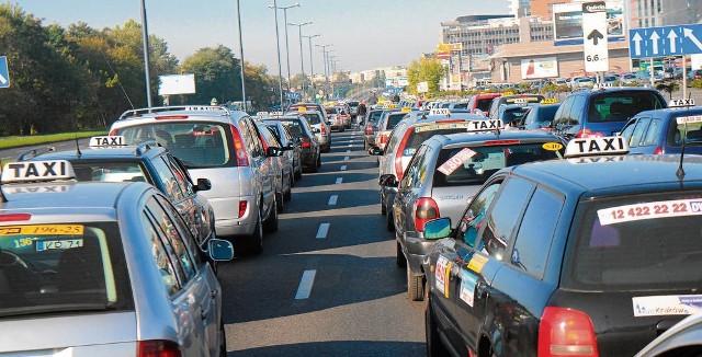 Taksówki z prędkością 20 km/godz. krążyły przez około 60 minut po krakowskich ulicach