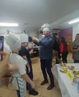 Najsłynniejszy śląski szef kuchni Remigiusz Rączka gotował z dzieciakami w Wodzisławiu. Pichcili maszkety. Efekty okazały się wyśmienite!