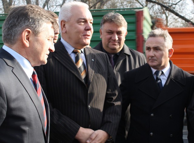 Jerzy Wrębiak (z prawej), był dotąd w cieniu innych brzeskich działaczy PiS: starosty Macieja Stefańskiego (drugi od lewej) i radnego wojewódzkiego Dariusza Byczkowskiego (trzeci od lewej).