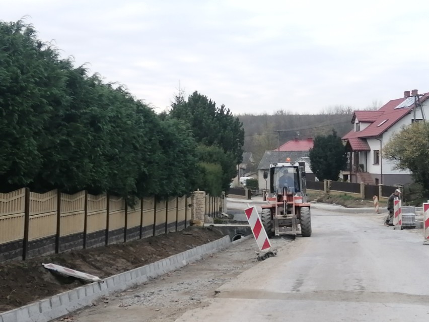 Trwa remont drogi powiatowej w centrum miejscowości Chobrzany, w gminie Samborzec. Kierowcy muszą liczyć się z utrudnieniami