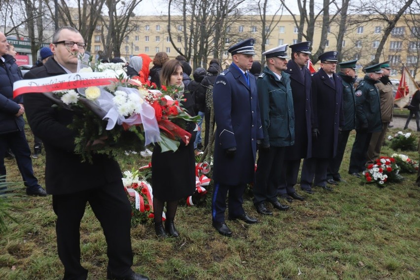 81 lat temu powstała Armia Krajowa. Kwiaty pod pomnikiem Armii Krajowej w Łodzi