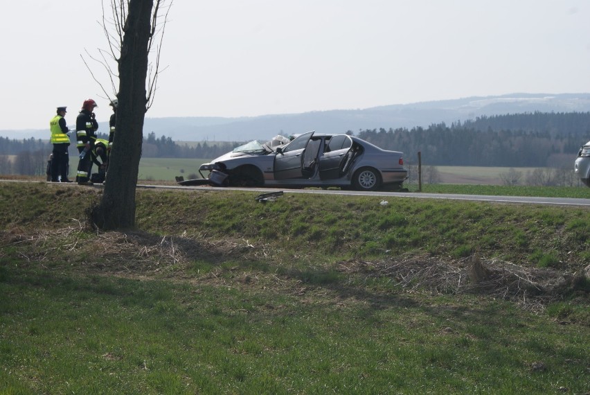 Śmiertelny wypadek pod Kłodzkiem. Seat zderzył się z BMW. Dwie osoby nie żyją, dwie ranne (ZDJĘCIA)