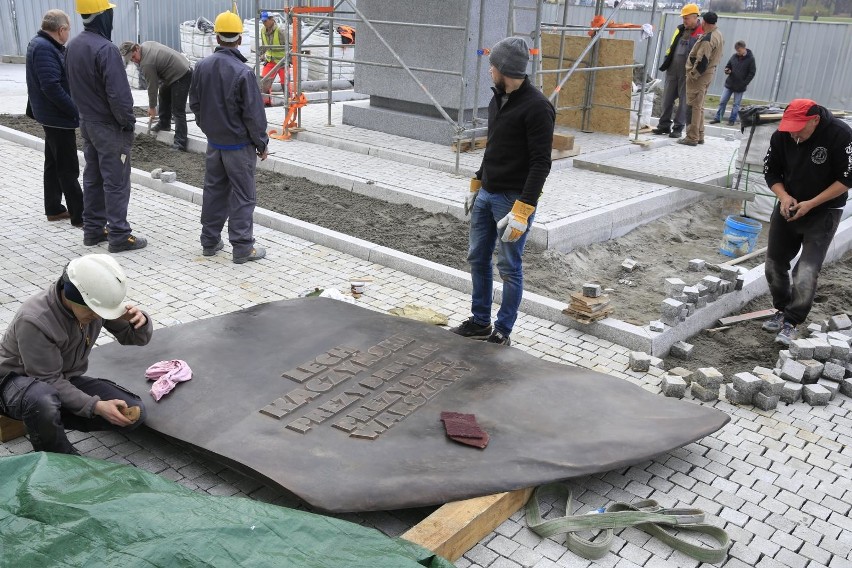 Pomnik Lecha Kaczyńskiego na placu Piłsudskiego w Warszawie