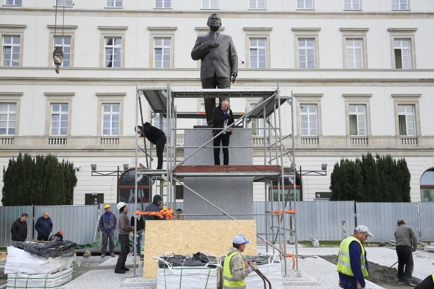 Pomnik Lecha Kaczyńskiego na placu Piłsudskiego w Warszawie