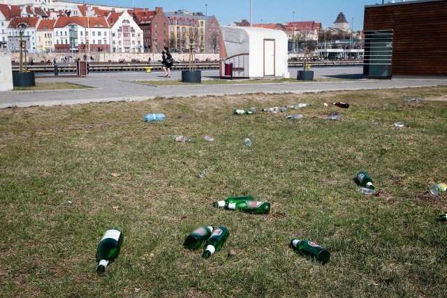 Tak wyglądają poranki na bulwarach, w części, gdzie można spożywać alkohol. Prokuratura chce wprowadzanie zakazu picia. Decyzja w rękach wojewódzkiego sądu administracyjnego