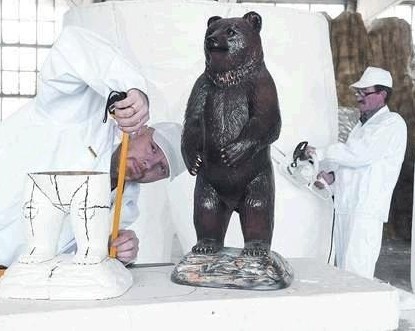 Rzeźbiarze Malpolu Stanisław Łomnicki i Bartosz Bielniak jeszcze niedawno rzeźbili Solusia, teraz niewielki model niedźwiedzia przenoszą w wielki rozmiar  (fot. Mariusz Kapała)