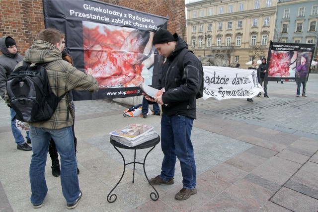 08.03.2013 krakow rynek glowny , antymanifa , mlodziez wszechpolska, demonstracja , plakat antyaborcyny , aborcja, drastyczne , zdjecia , feminizm n/z .fot. anna kaczmarz/polskapresse/dziennik polski