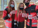 Kolejna akcja młodych ratowników ze „Skłodowskiej” w Ożarowie. Promują karty ICE (ZDJĘCIA)