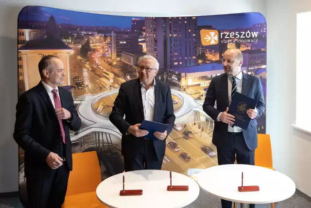 Po podpisaniu porozumienia między miastem Rzeszowem a Doliną Lotniczą. Od lewej: Marek Bujny,  Marek Darecki, Konrad Fijołek.