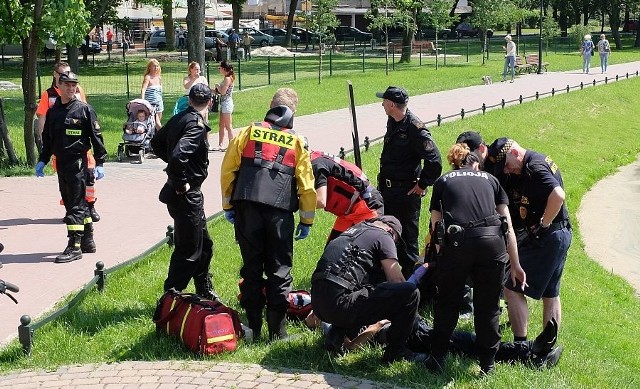 Mężczyzna był tak pijany, że nie było z nim żadnego kontaktu. Miał wielkie szczęście, że nie zanurzył się w wodzie cały. Na pewno by tego nie przeżył... 