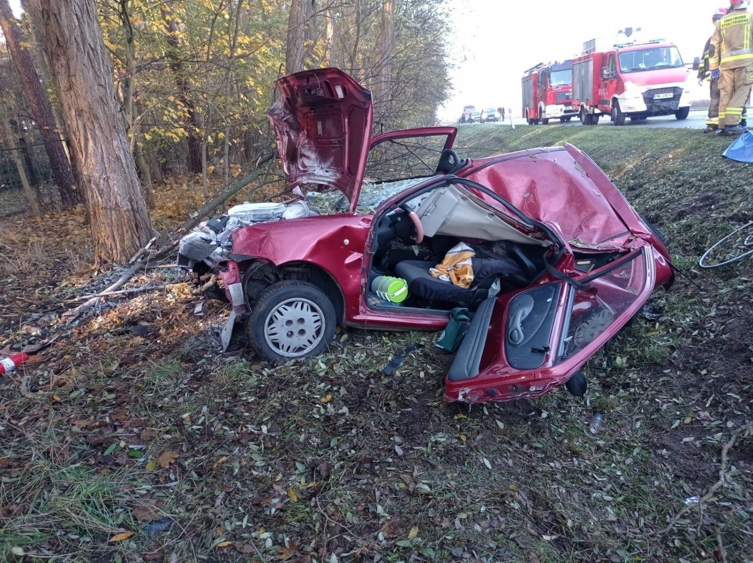 Poważny wypadek pod Grodziskiem Wielkopolskim. Samochód