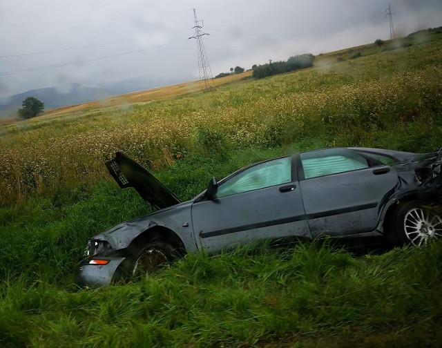 5 sierpnia około godziny 13.50, na drodze krajowej nr 33, w miejscowości Zabłocie doszło do kolizji dwóch aut osobowych.