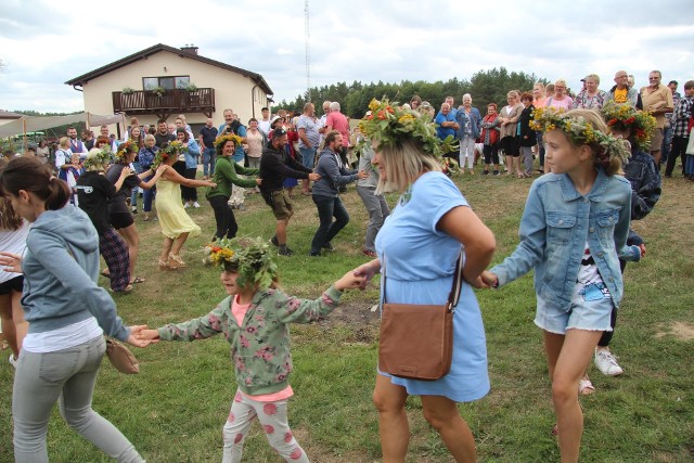 W Piasznie (gm. Tuchomie) po raz kolejny zorganizowano Święto Swojskiego Chleba. Poza smacznymi wypiekami, były stoiska i warsztaty m.in. zielarskie i garncarskie oraz występy zespołów tanecznych. Dużym powodzeniem cieszyło się wyplatanie wianków. Nie zabrakło wspólnych tańców. Impreza odbyła się w gospodarstwie Klemensa Lemana.