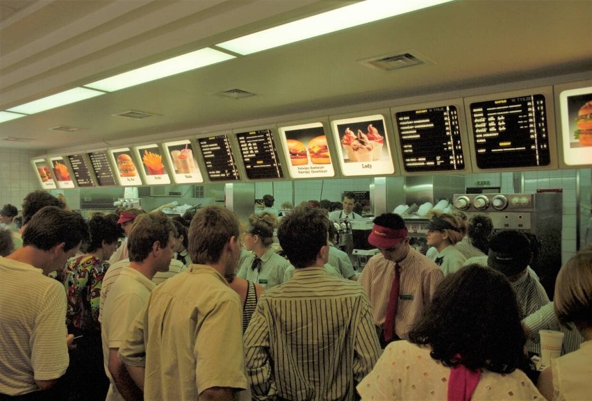 To był prawdziwy szał. Zobacz zdjęcia z otwarcia pierwszego McDonald'sa w Polsce