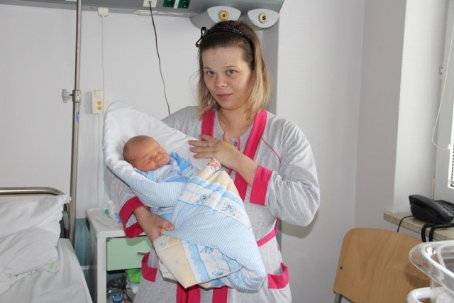 Kacper Popielarski, syn Martyny i Łukasza z Sypniewa urodził się 3 czerwca. Ważył 3300 g, mierzył 54 cm. Na zdjęciu z mamą
