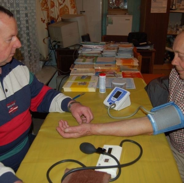 (od lewej) Kazimierz Szczur, sekretarz stowarzyszenia, zapisuje wyniki badania ciśnienia krwi.