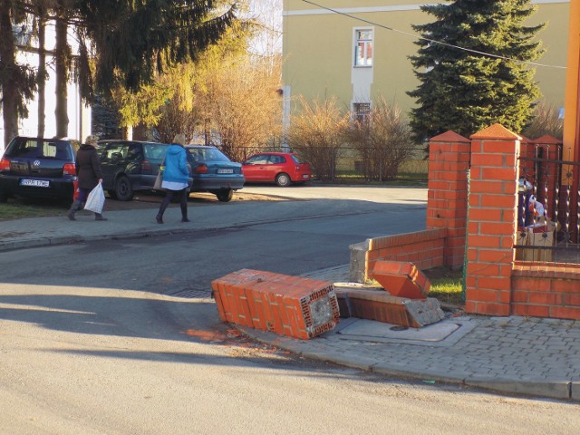 Zniszczone przez samochód ciężarowy ogrodzenie prywatnej posesji przy ul. Kasprowicza w Przemyślu.