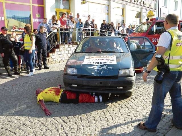 Inscenizowany wypadek wyglądał bardzo realistycznie. Organizatorom zależało, aby mieszkańcy Żnina przekonali się jak kruche jest życie ludzkie