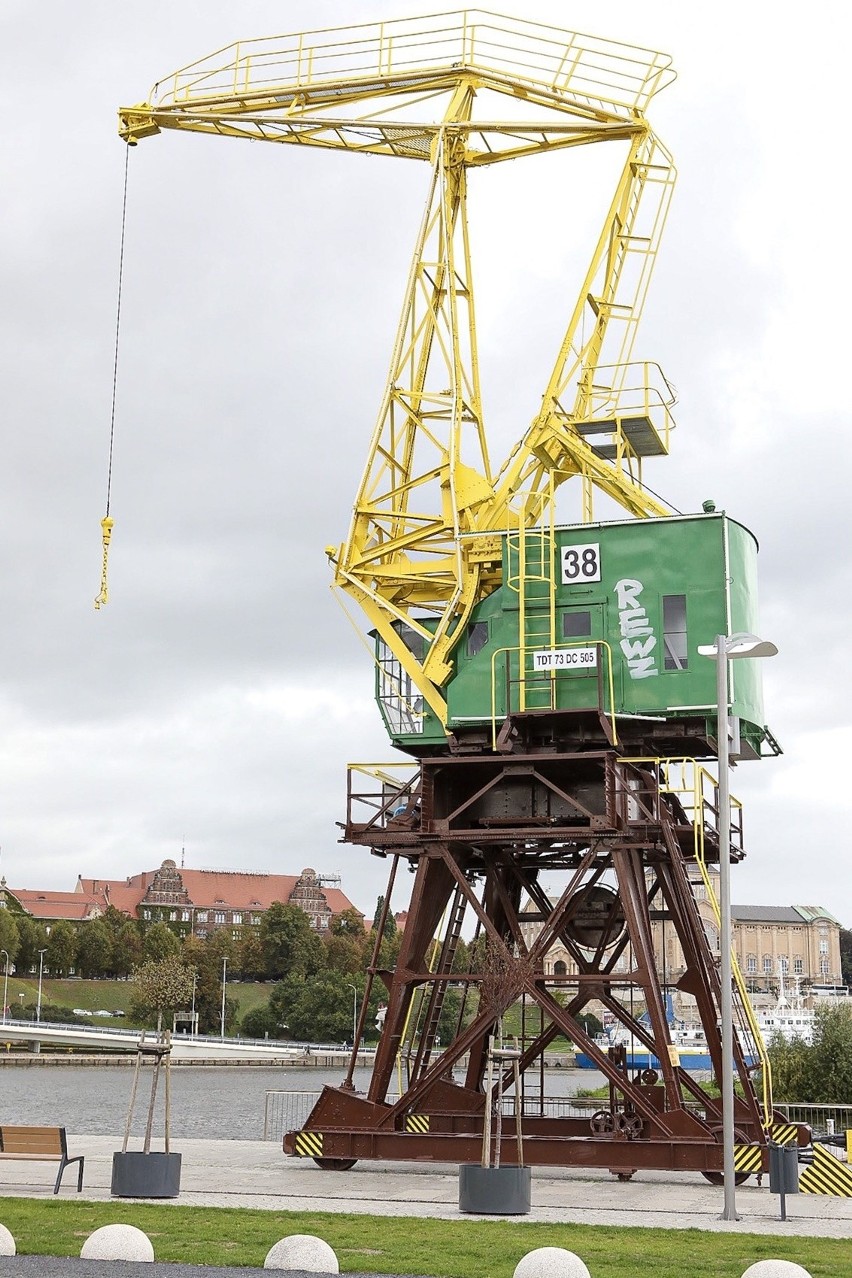 Pomazał sprayem dźwigozaura w Szczecinie. Został zatrzymany na gorącym uczynku [ZDJĘCIA]      