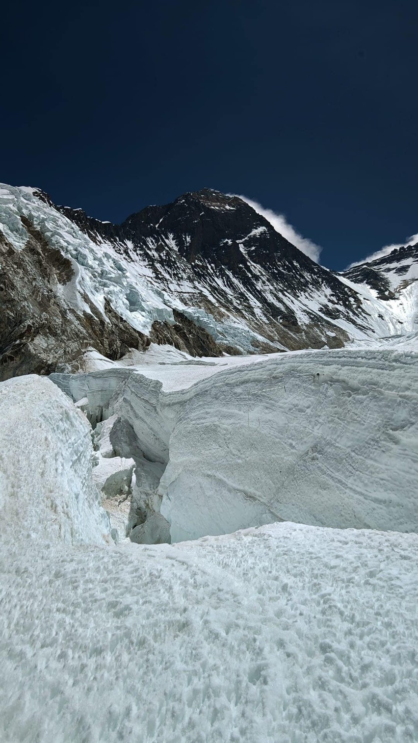 Bielszczanin Piotr Krzyżowski właśnie zdobył Mount Everest i Lhotse! Wspinał się samotnie i bez użycia tlenu z butli