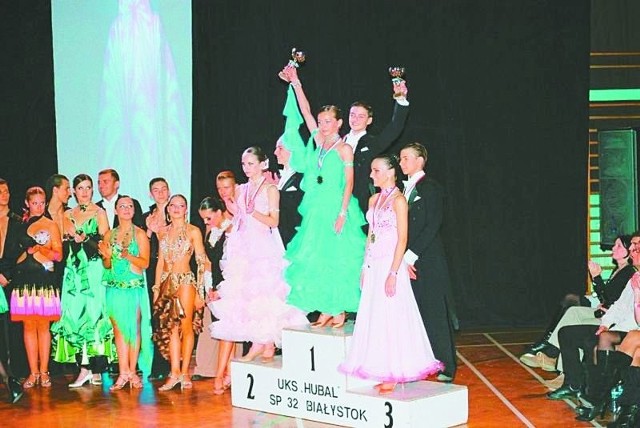 Łomżyńscy tancerze tańca towarzyskiego znów przywieźli puchary. Są mistrzami i wicemistrzami naszego województwa.