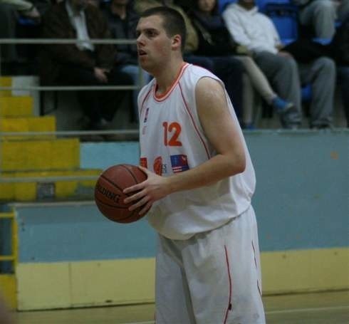 Wojciech Miernik był najskuteczniejszym koszykarzem UMKS w Limanowej. Zdobył 20 punktów.