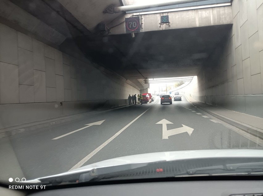 Łódź: Stłuczka w tunelu! Na miejscu laweta i policja. ZDJĘCIA